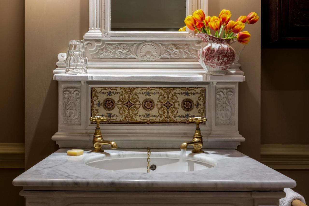 Batty Langley'S Hotel London Ngoại thất bức ảnh A marble sink