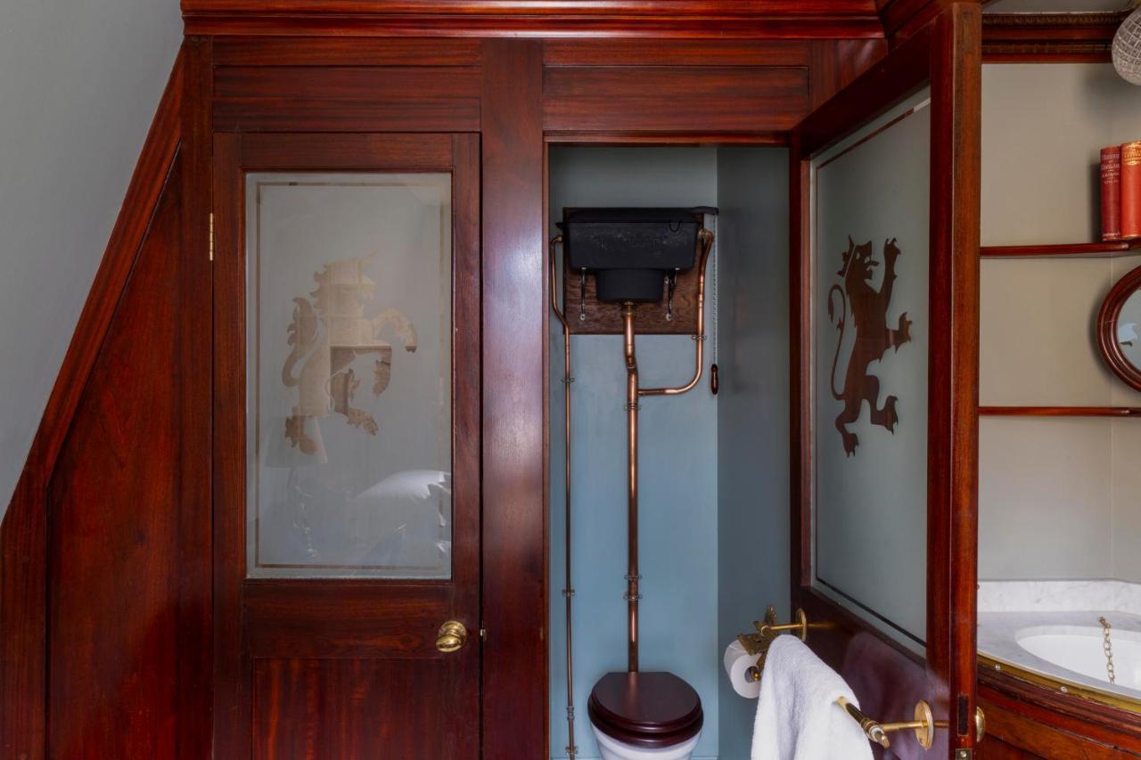 Batty Langley'S Hotel London Ngoại thất bức ảnh A toilet in the bathroom of the 1907 house