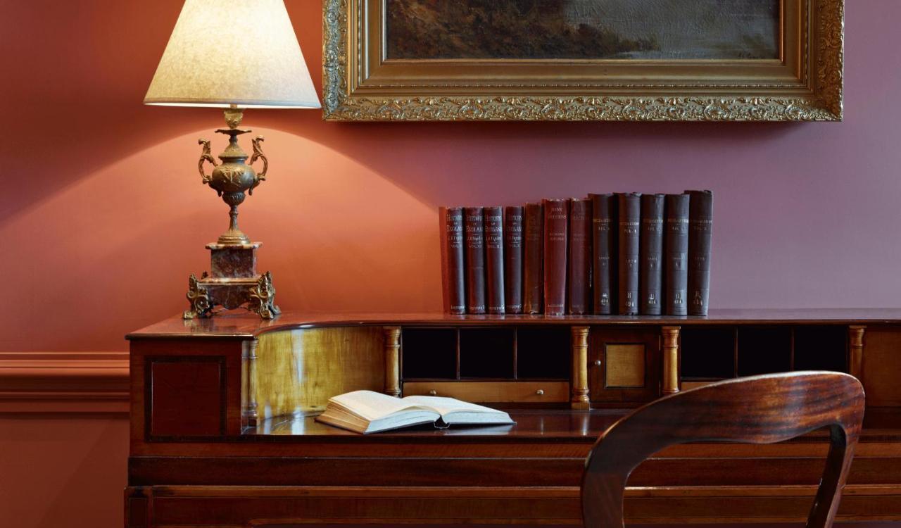 Batty Langley'S Hotel London Ngoại thất bức ảnh A desk with a lamp