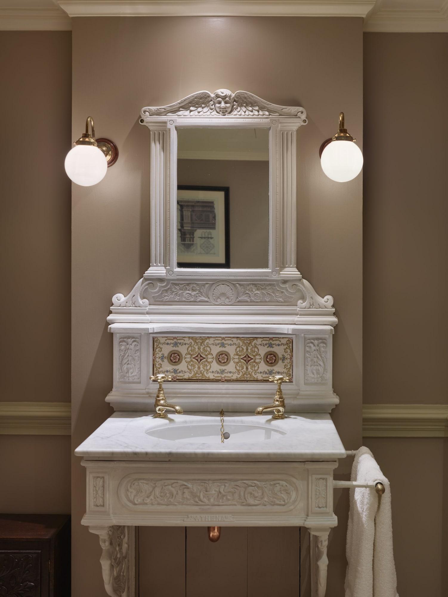 Batty Langley'S Hotel London Ngoại thất bức ảnh A marble ablution fountain in a mosque